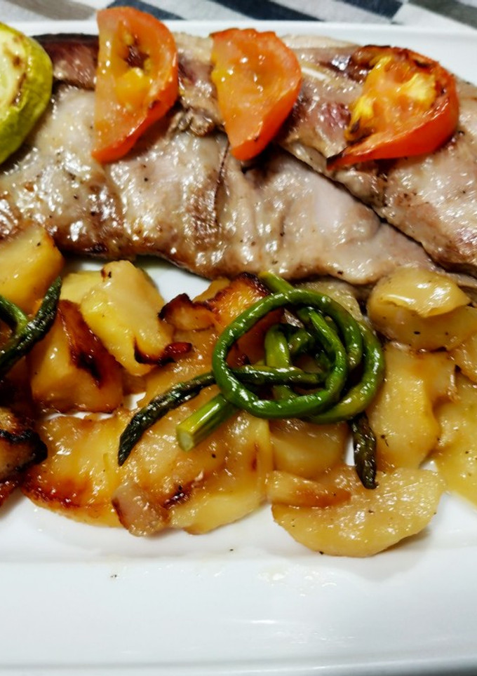 Una foto de Costillas churrasco de cerdo con manzanas y verduras