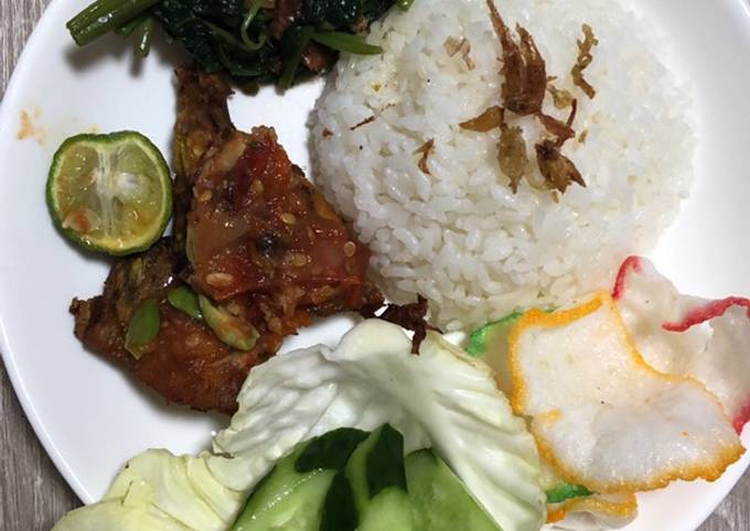 Ayam penyet sambal pete