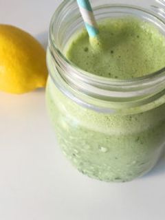 Una foto de Smoothies verde de “Popeye”
