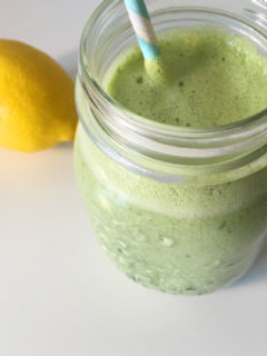 Una foto de Smoothies verde de “Popeye”