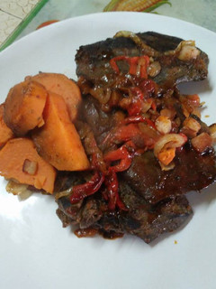 Una foto de Bifecitos de hígado encebollados
