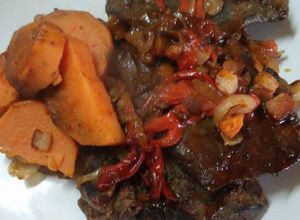 Una foto de Bifecitos de hígado encebollados