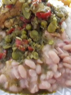 Una foto de Seco de Pollo y Frejol Canario a lo Carmelita