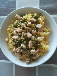 Gluténmentes, növényi tejszínes, borsós csirkeragu, tésztával recept fotója