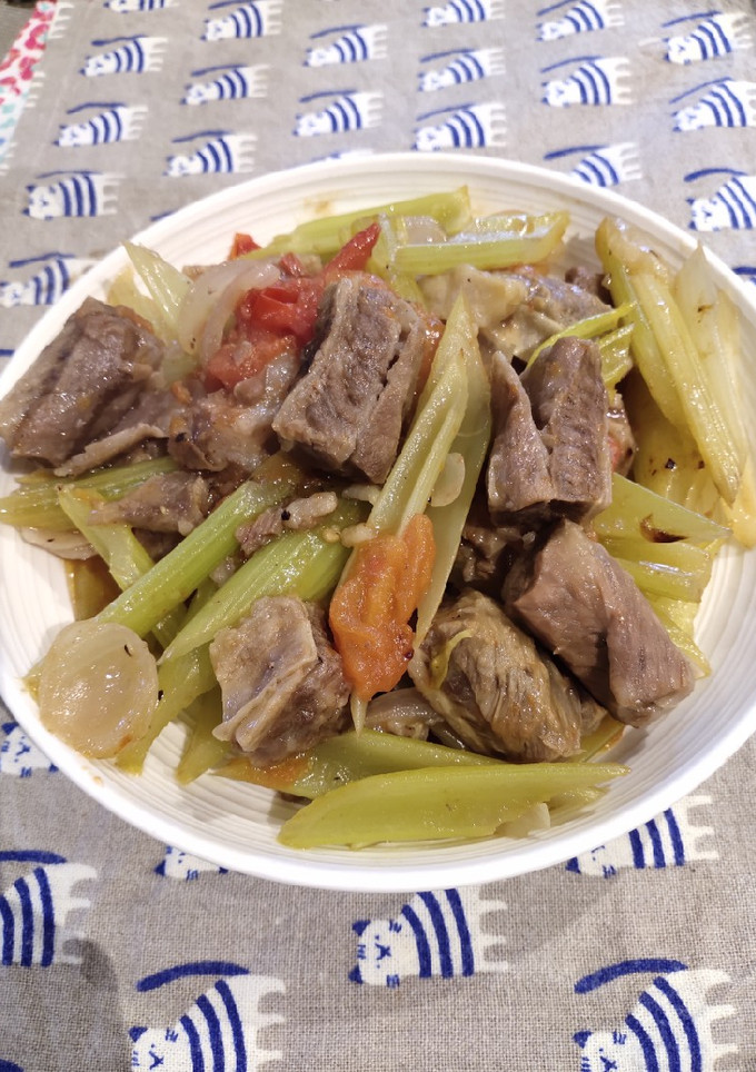 A picture of Beef with Celery.