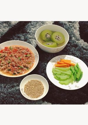 Hình của món Thịt băm sốt cà chuaBí nhồi thịtRau củ luộc chấm muối vừng 🤤.