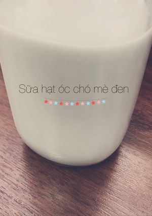 Hình của món Sữa hạt óc chó mè đen.