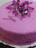 Torta forrada y flores de gelatinas