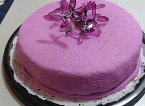Una foto de Torta forrada y flores de gelatinas