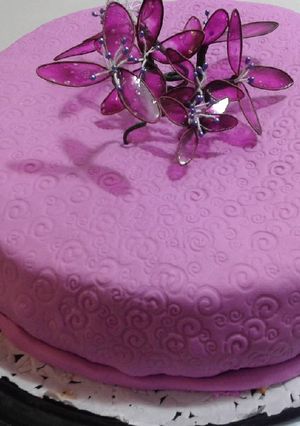 Una foto de Torta forrada y flores de gelatinas