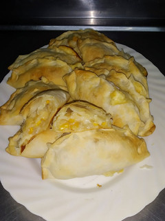 Una foto de Empanadas de choclo y salsa blanca