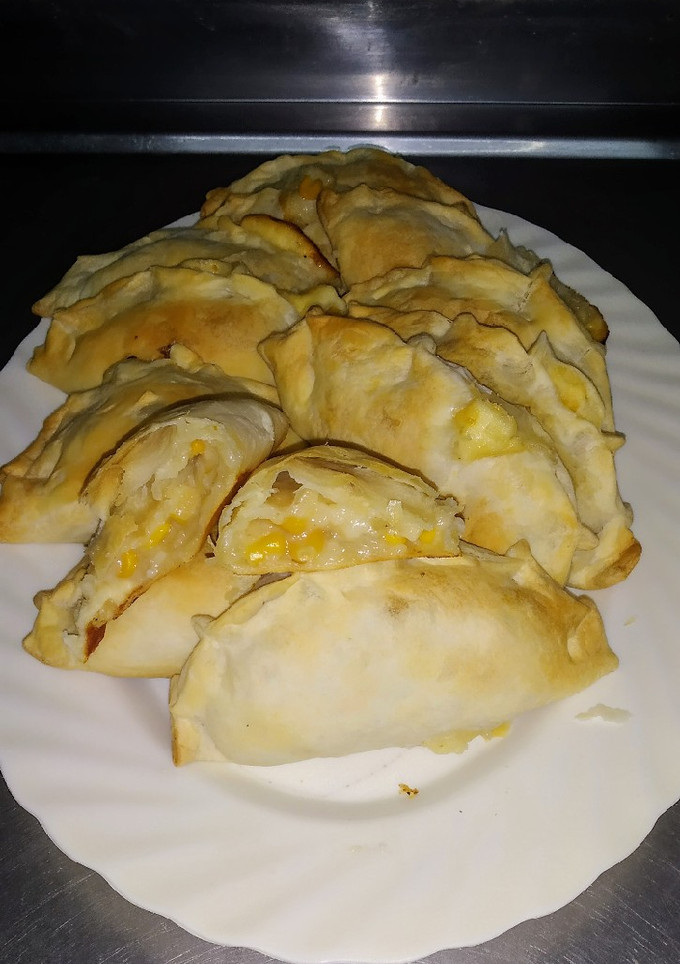 Una foto de Empanadas de choclo y salsa blanca