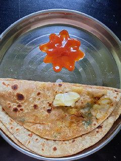 आलू पराठा (aloo paratha recipe in marathi) रेसिपी चे मुख्य फोटो