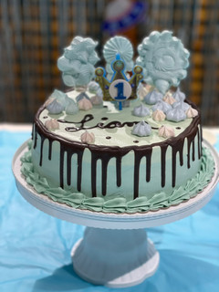 Una foto de Torta de Vainilla rellena con Manjar, cobertura de buttercream y suspiritos