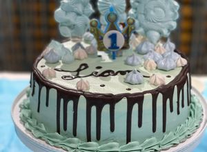 Una foto de Torta de Vainilla rellena con Manjar, cobertura de buttercream y suspiritos