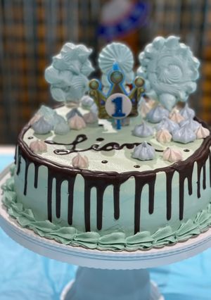 Una foto de Torta de Vainilla rellena con Manjar, cobertura de buttercream y suspiritos