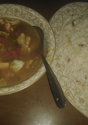 A picture of Chicken chilli with Fried rice.