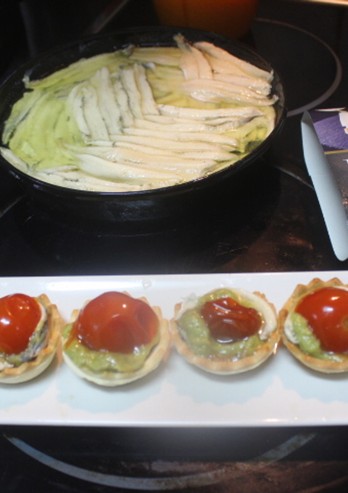 Una foto de Tartaletas con boquerones y tomates