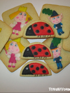 Una foto de Galletas de Mantequilla decoradas con Glasa Real "Ben y Holly".