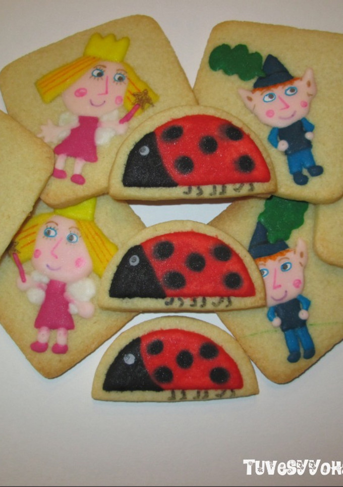 Una foto de Galletas de Mantequilla decoradas con Glasa Real "Ben y Holly".