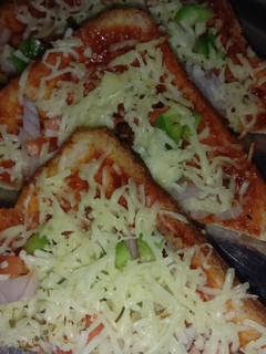 ब्रेड पिझ्झा (bread pizza recipe in marathi) रेसिपी चे मुख्य फोटो