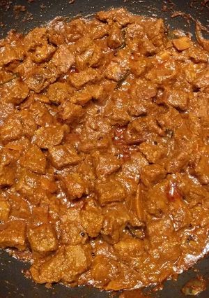 A picture of Beef Peratiyathu.