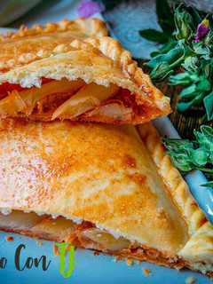 Una foto de Empanada de calçots con salsa romesco