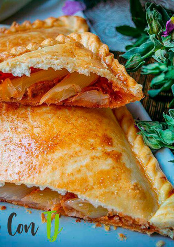 Una foto de Empanada de calçots con salsa romesco