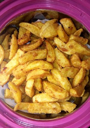 A picture of Potato wedges.