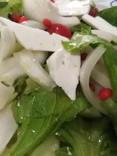 Una foto de Ensalada fresca rojo, verde y blanco