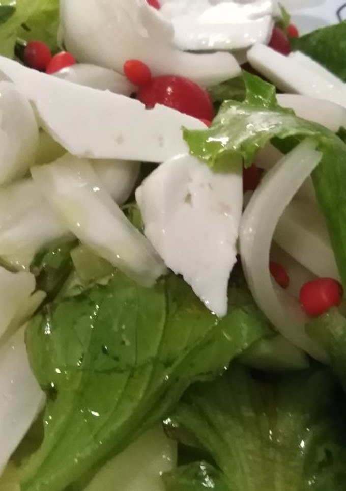 Una foto de Ensalada fresca rojo, verde y blanco