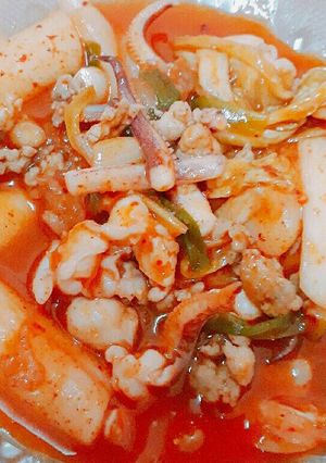 Hình của món Tokbokki mực kim chi của Mei.