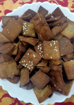 बाजरीच्या गोड कापण्या (Bajrichya God Kapnya Recipe In Marathi) रेसिपी चे मुख्य फोटो 
