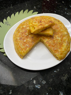Una foto de Tortilla de patatas 🥔 y cebolla 🧅