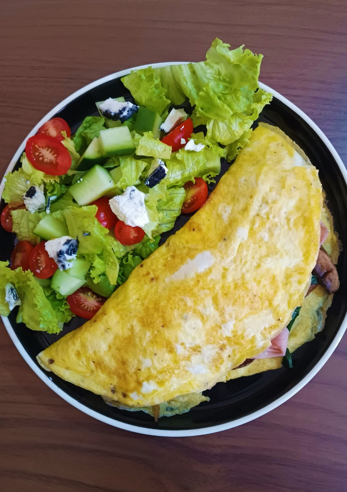 Una foto de Omelette de champiñones y espinacas