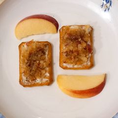 A picture of Tuc with grated apple 🍏 🍎🍏🍎.