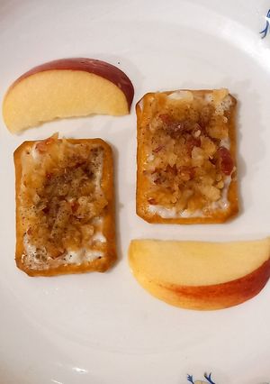 A picture of Tuc with grated apple 🍏 🍎🍏🍎.