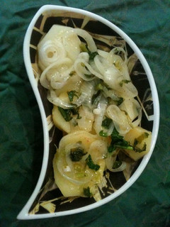 Una foto de Papas con aderezo de cebolla blanca y apio
