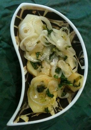 Una foto de Papas con aderezo de cebolla blanca y apio