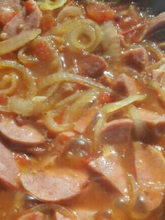 Una foto de Salchichón en salsa de tomate
