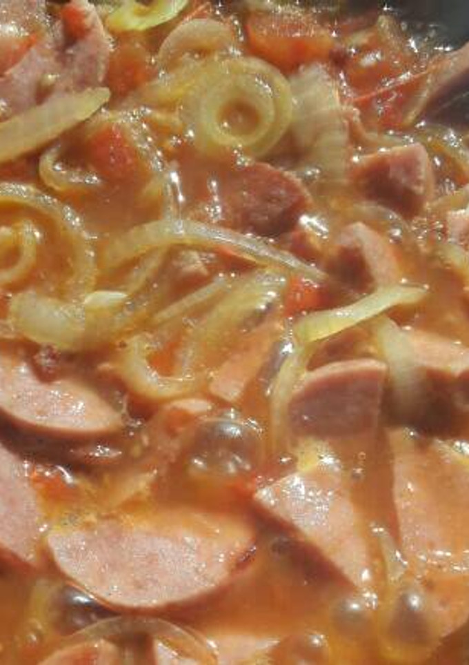 Una foto de Salchichón en salsa de tomate