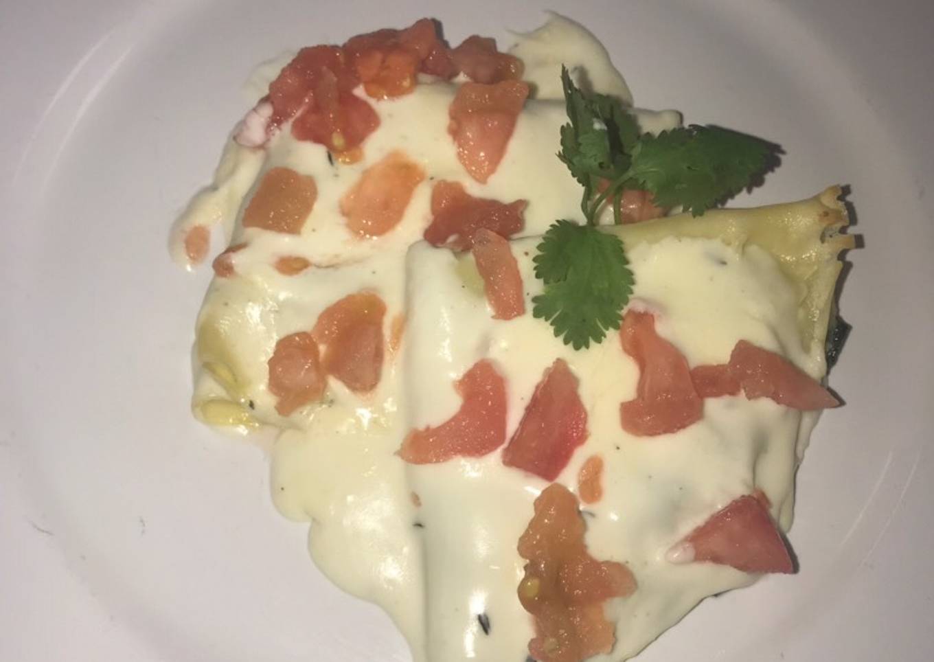 Crepes de espinaca con salsa de crema tomate y queso
