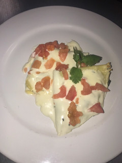Una foto de Crepes de espinaca con salsa de crema tomate y queso