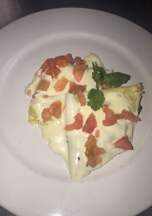 Una foto de Crepes de espinaca con salsa de crema tomate y queso