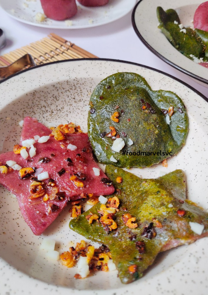 A picture of Spinach Beets Ravioli with Minced Mushroom in Bachmel Sauce.