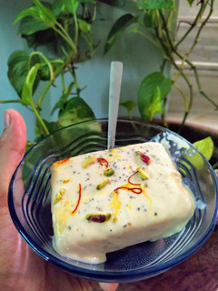 પિસ્તા ઈલાયચી આઇસક્રીમ (Pista ilaichi Icecream recipe In Gujarati) રેસીપી મુખ્ય ફોટો