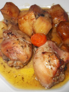 Una foto de Jamoncitos de pollo asados con patatas