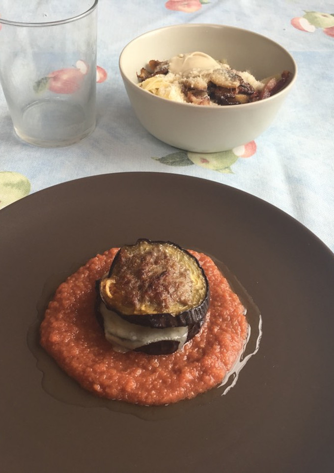 Una foto de Hamburguesa de carne, queso y berenjena