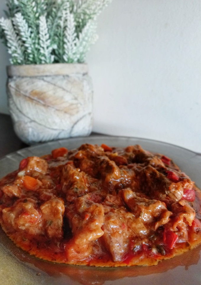 Una foto de Carne estofada con ajo (Variación al vino tinto) 🍷