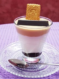 Una foto de Vasitos de café y queso